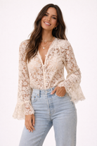 Aria dames spetstopp i beige med blommigt mönster och subtil transparens