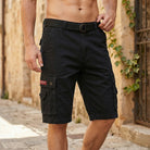 Stilbild av Axel herr shorts matchad med sommartopp, neutral bakgrund