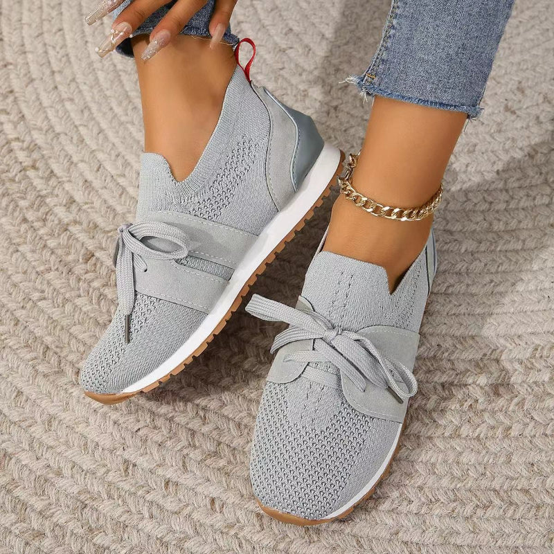 Sidovy av Britta sneakers för damer med flexibel stickad överdel