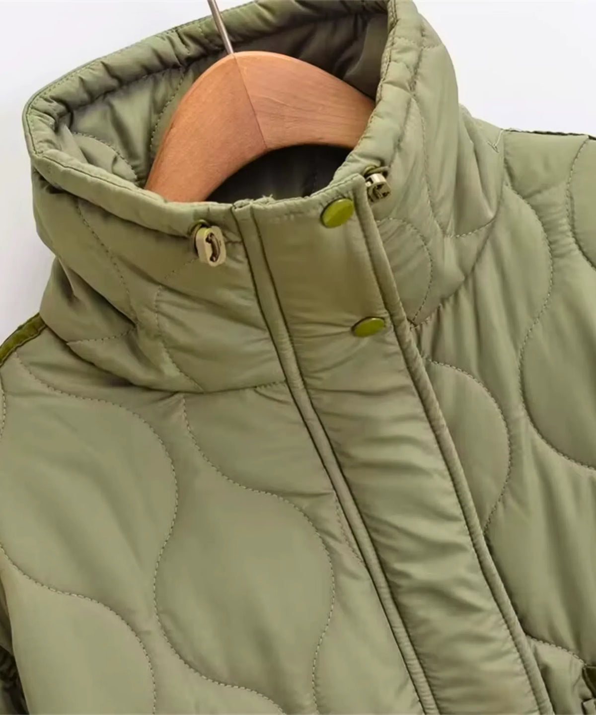 Dam oversized pufferjacka i fyra färger – olivgrön, mocka, vit och svart