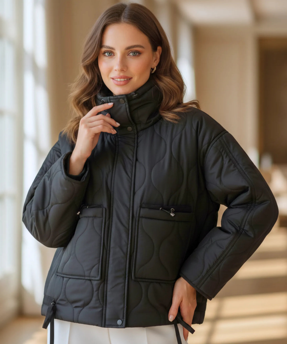 Dam oversized pufferjacka i mocka – helkroppsbild