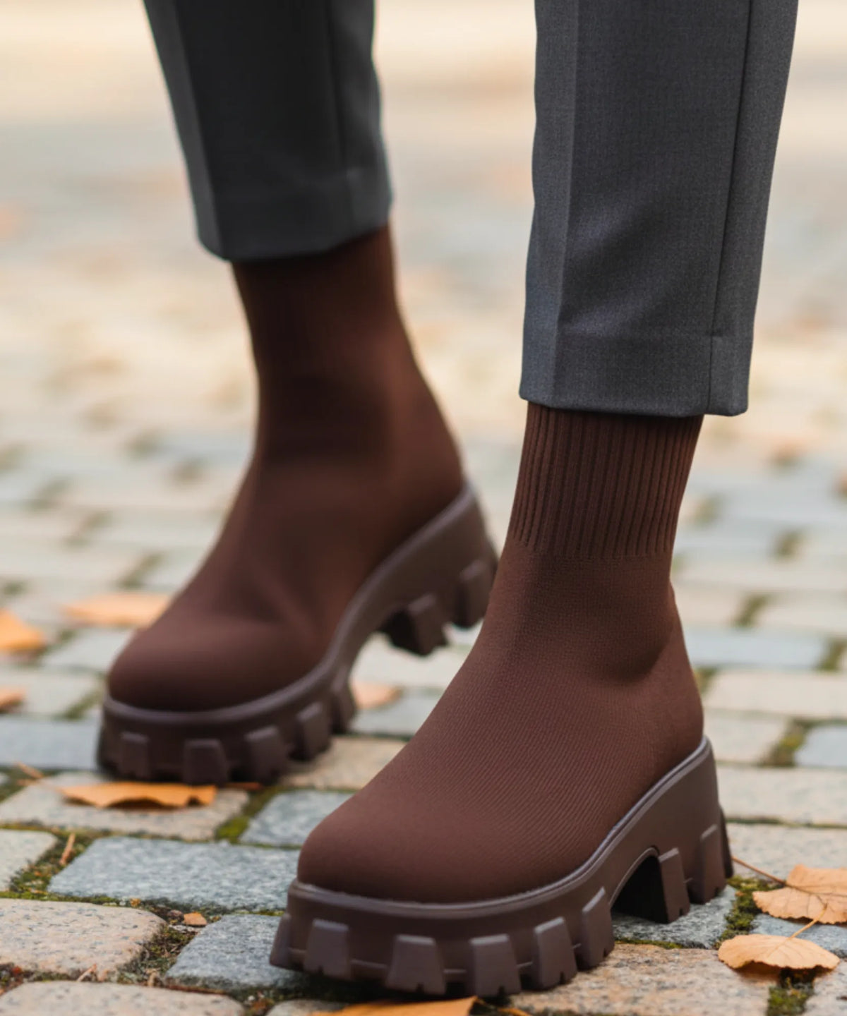 Närbild på elastisk stickad överdel på dam sockstövel i elfenben