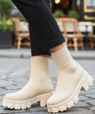Dam stickad sockstövel i svart – ren minimalistisk silhuett