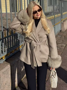 Elsa vit ullkappa – smart casual look för kontor och event
