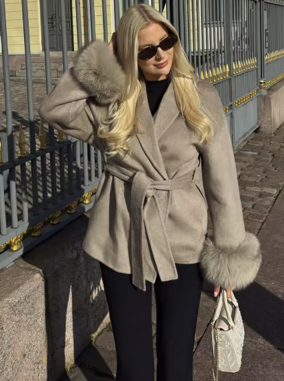 Elsa vit ullkappa – smart casual look för kontor och event