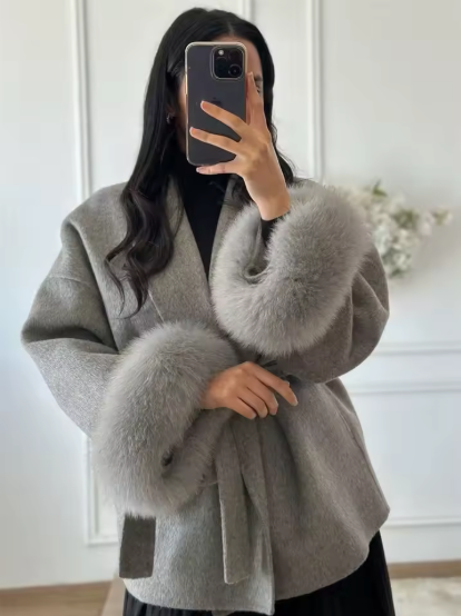 Rosa ullkappa med rävsåkant – elegant kontorslook för dam