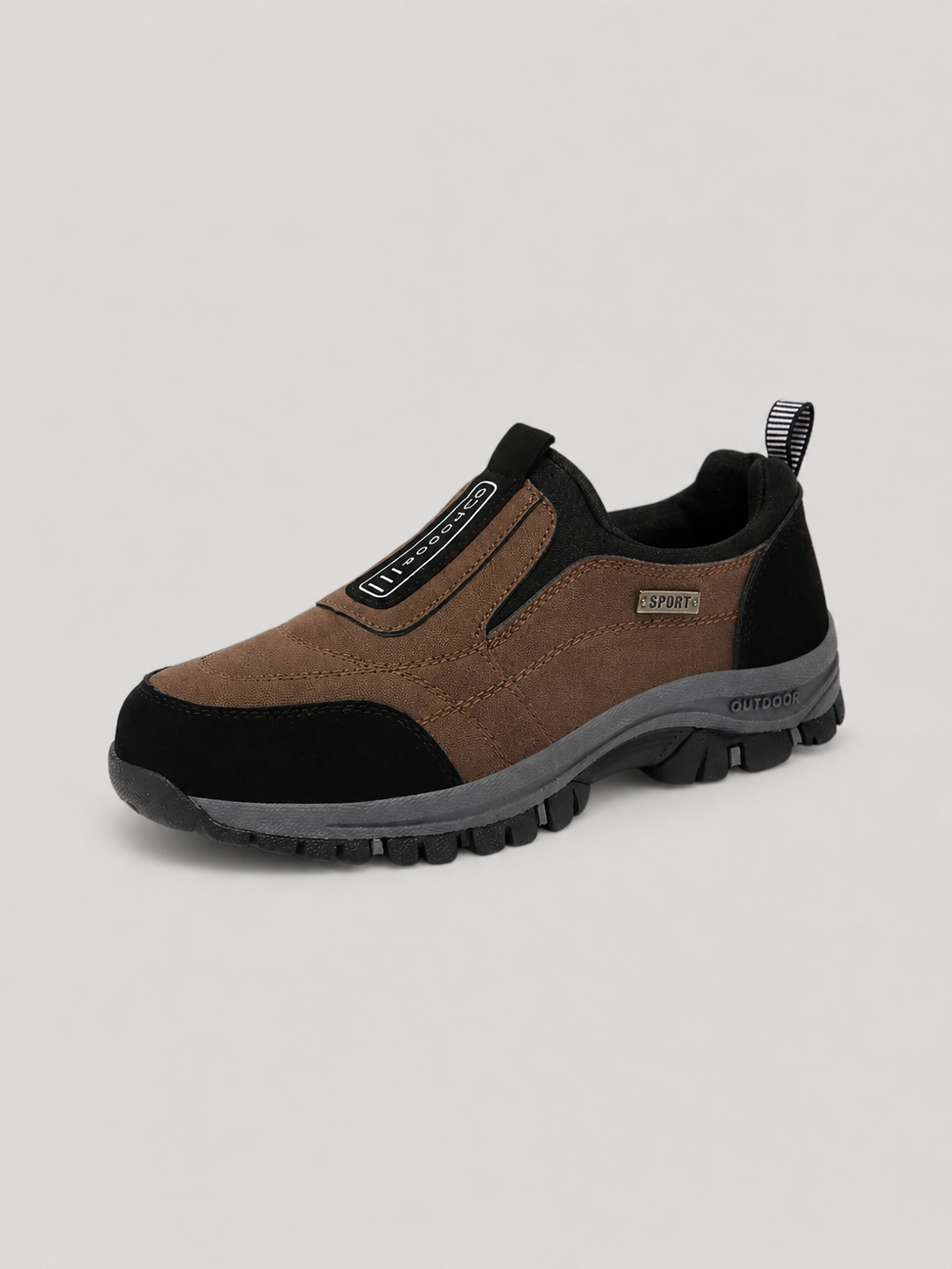 Björn slip-on promenadskor i brun färg på neutral bakgrund