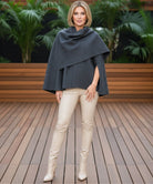 Bakvy av Liora ullkappa i charcoal med oversized ärmar