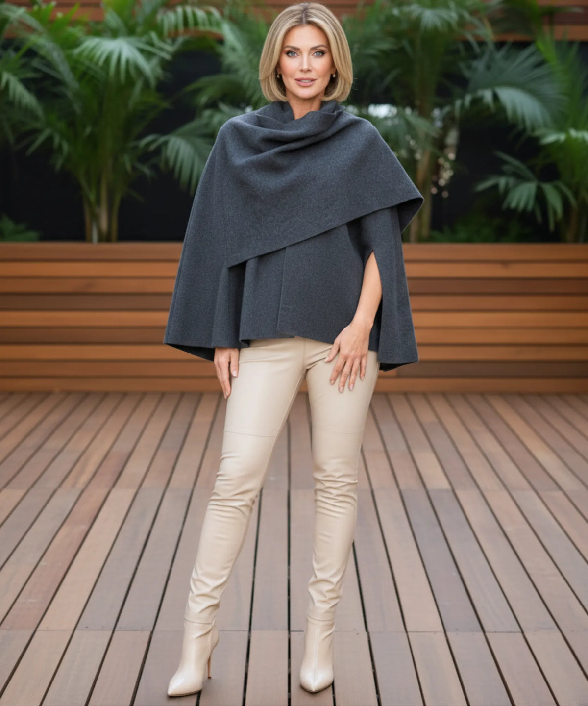 Bakvy av Liora ullkappa i charcoal med oversized ärmar