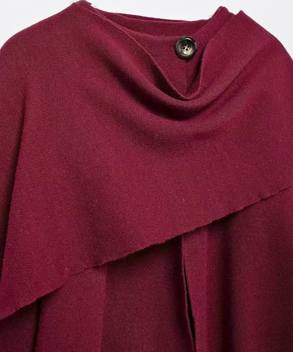 Dam i Liora burgundy ullkappa vid vintertillfälle