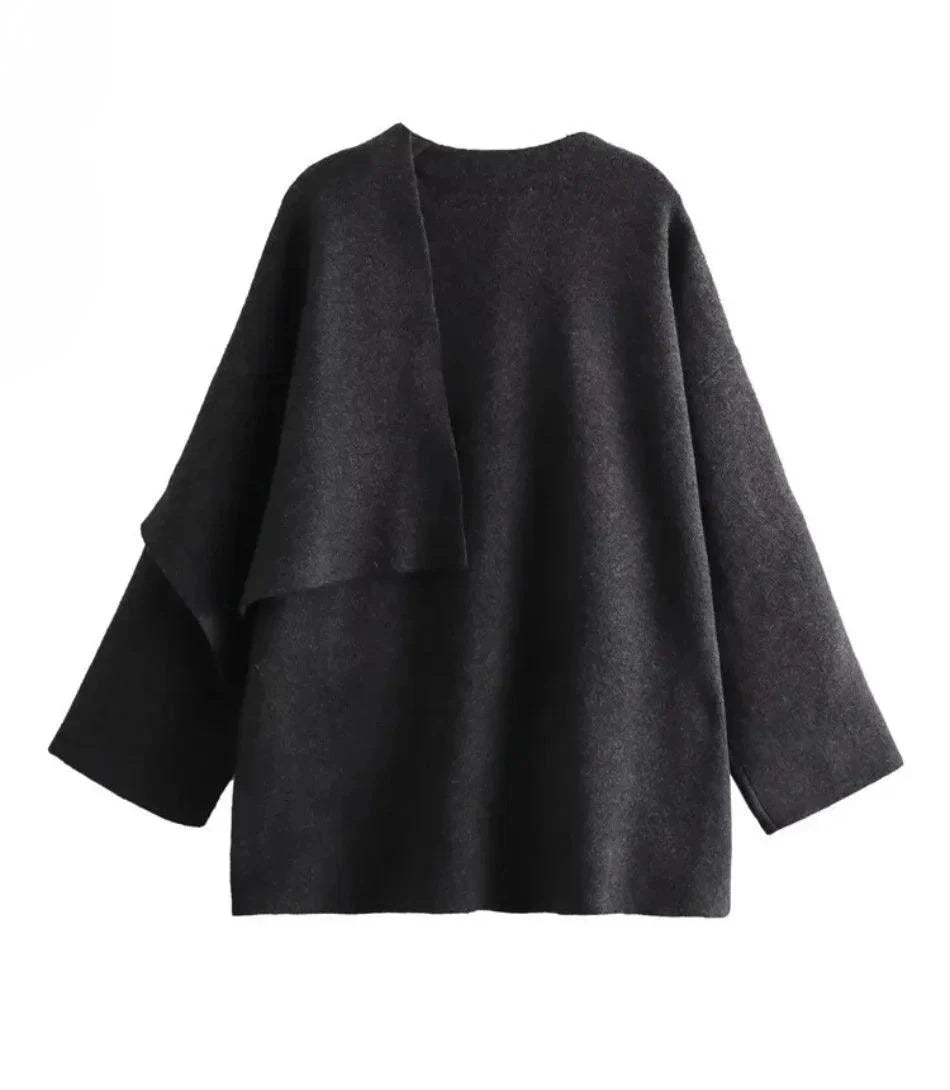 Liora oversized ullkappa i tre färger: burgundy, kol och taupe