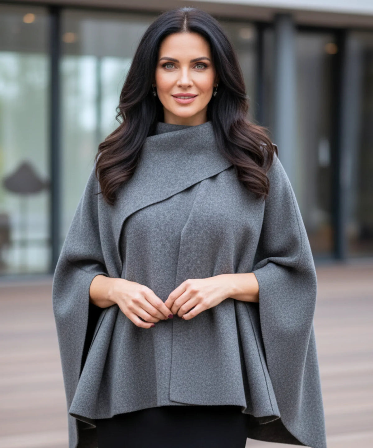 Oversized damkappa i taupe med borstade premiumullfibrer