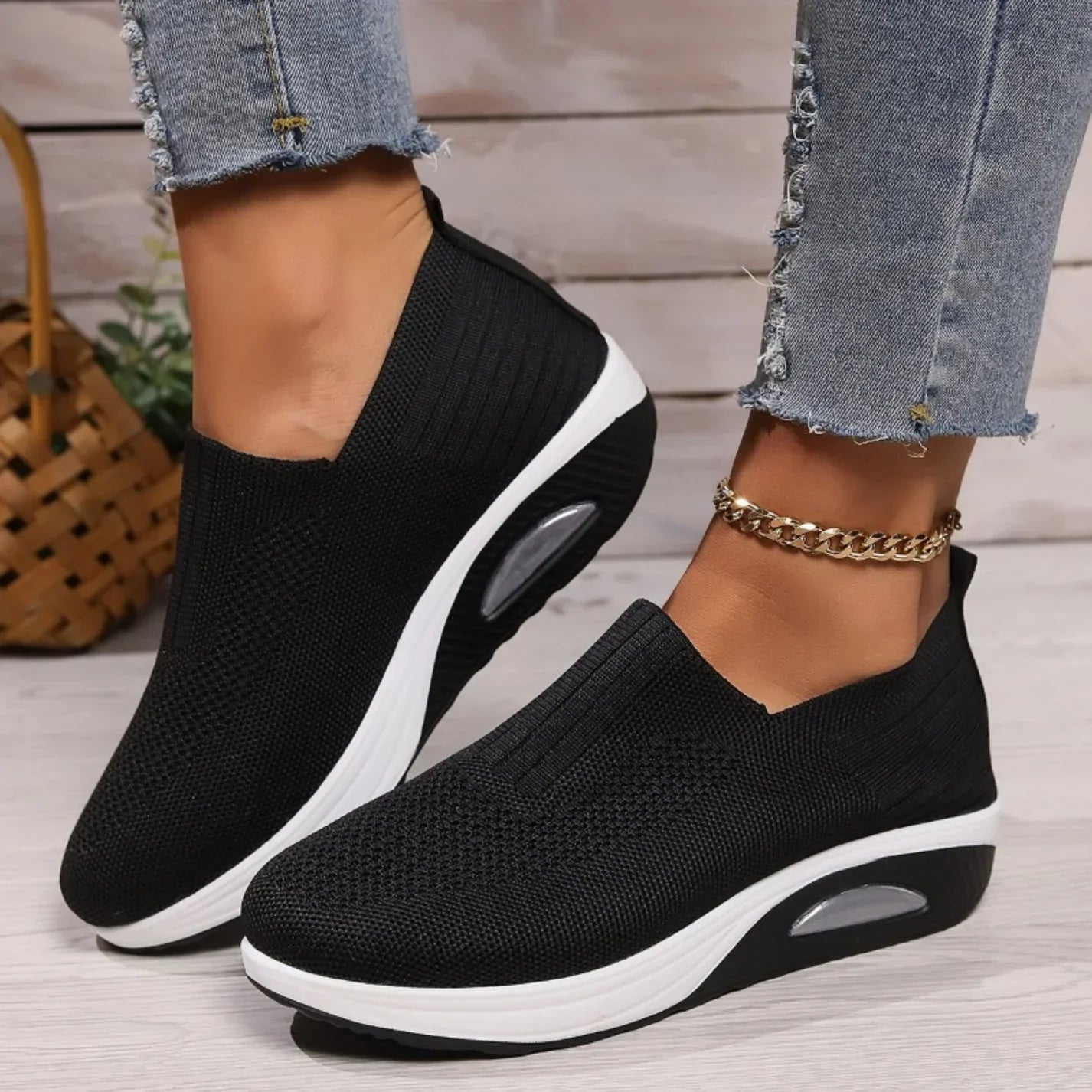 Lova dam sneakers i svart med flexibelt stickat överdel – sidovy