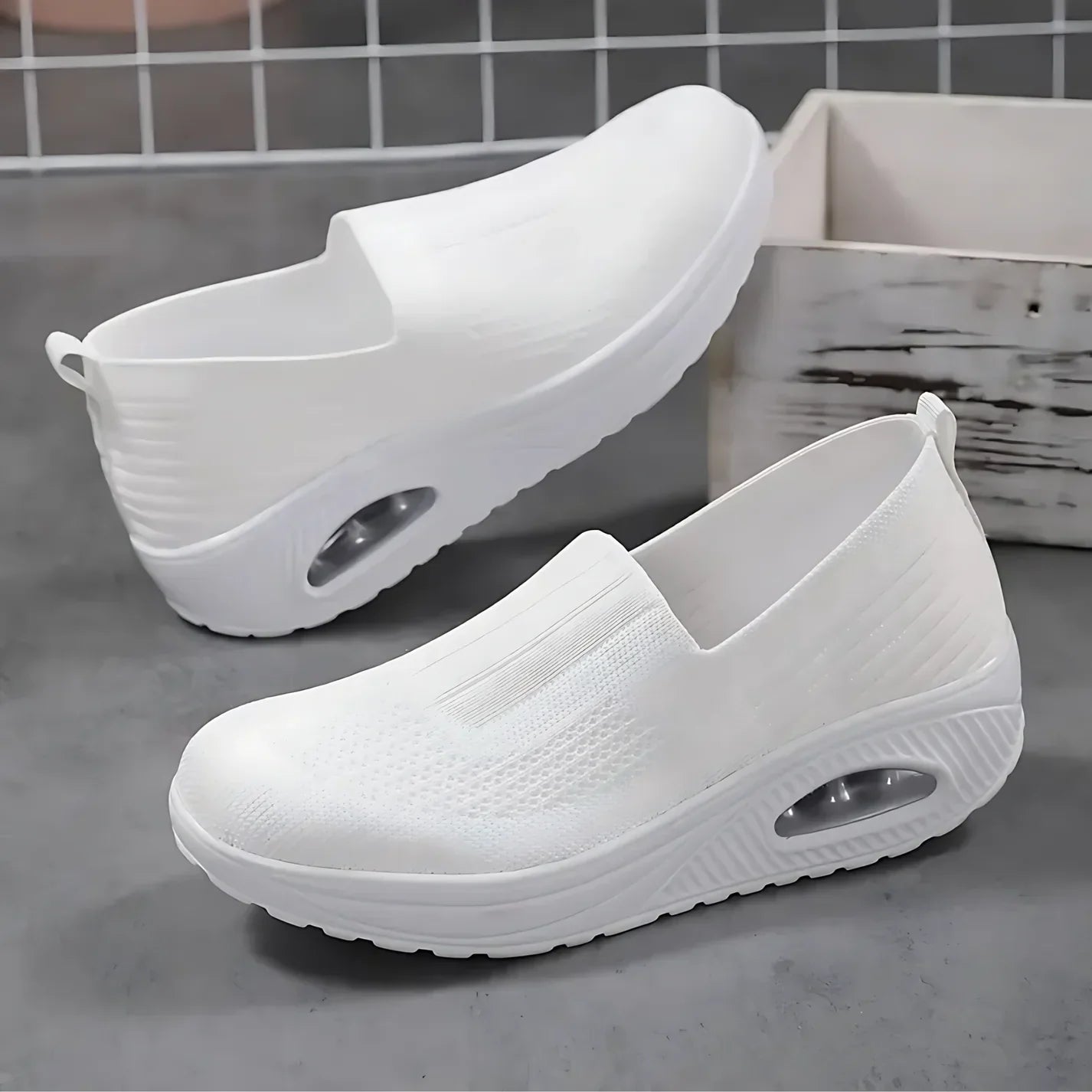 Lova slip-on sneakers med strukturerad yttersula för säkert grepp