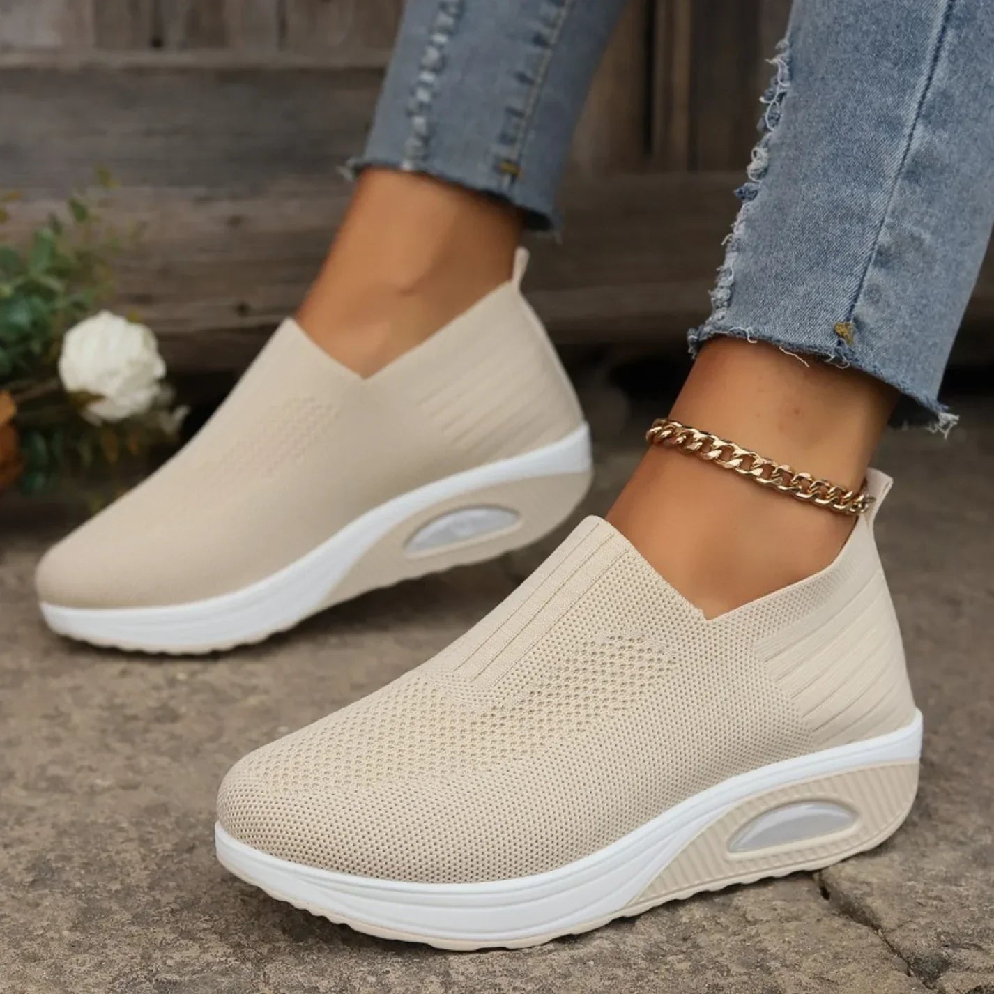 Lova sneakers i beige – stilren vardagssko för dam