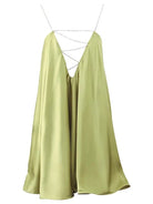Lyra lila flowy miniklänning – sidovy med elegant drapering