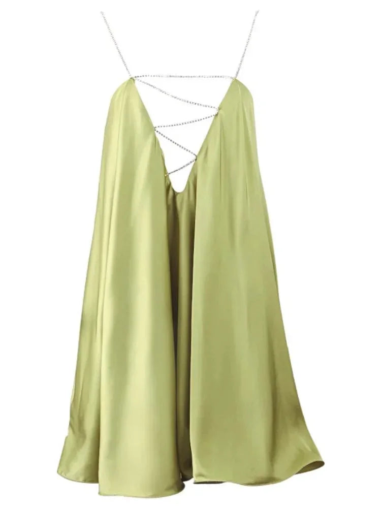 Lyra lila flowy miniklänning – sidovy med elegant drapering