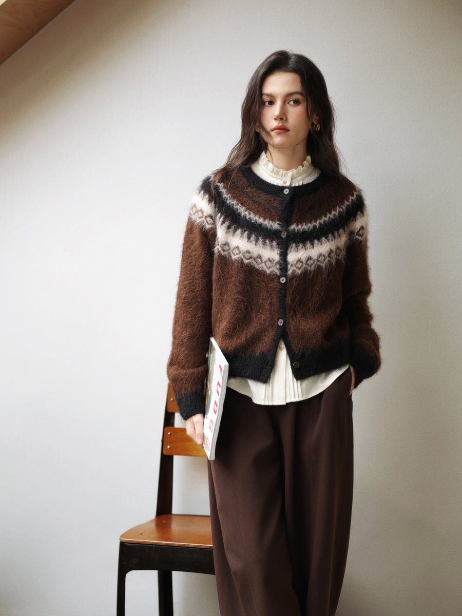 Lyra stickad ullkofta i royal brown med diamantjacquardmönster