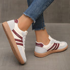 Nora vinröda sneakers perfekta för långa promenader