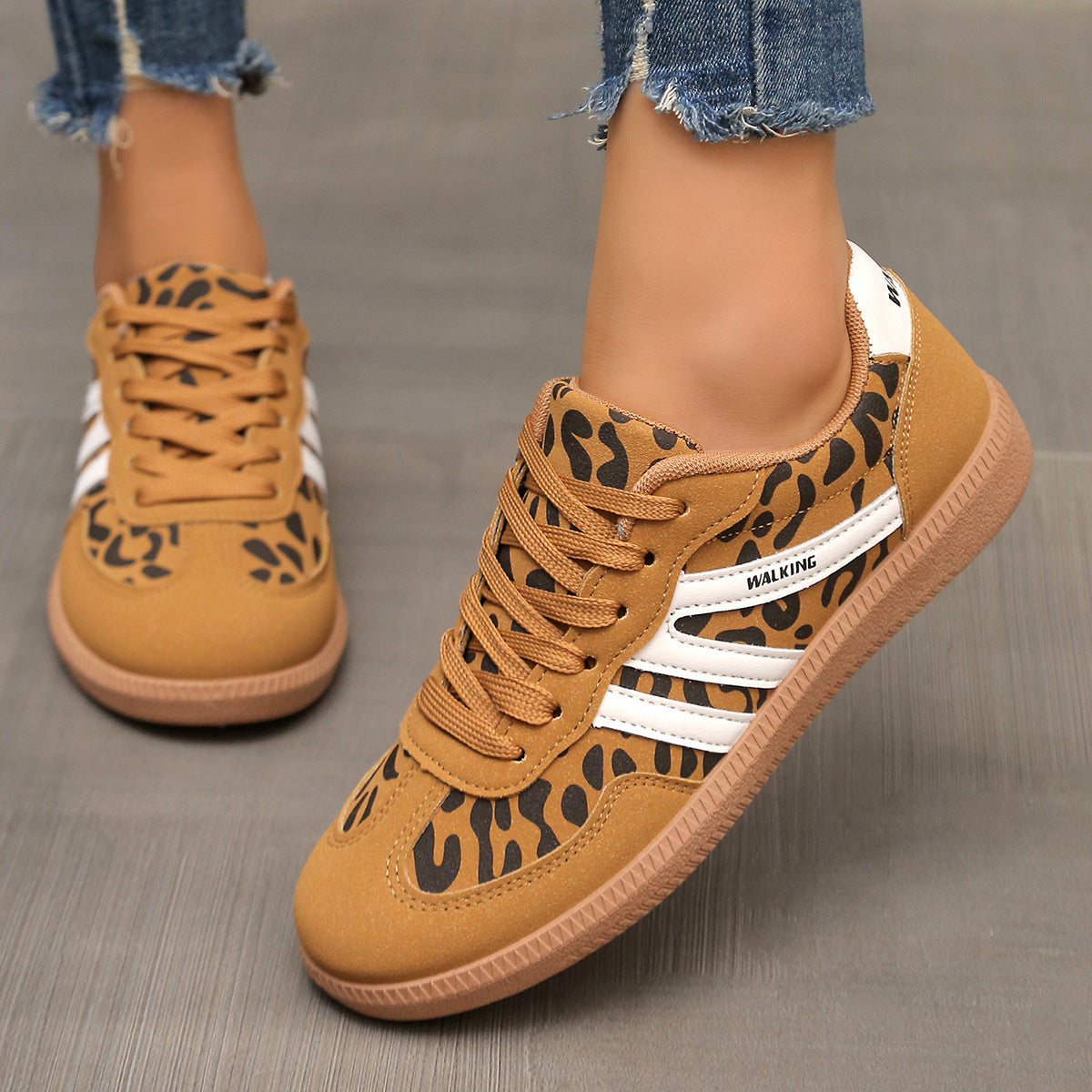 Nora dam sneakers khaki, bakifrån med halkfri sula synlig