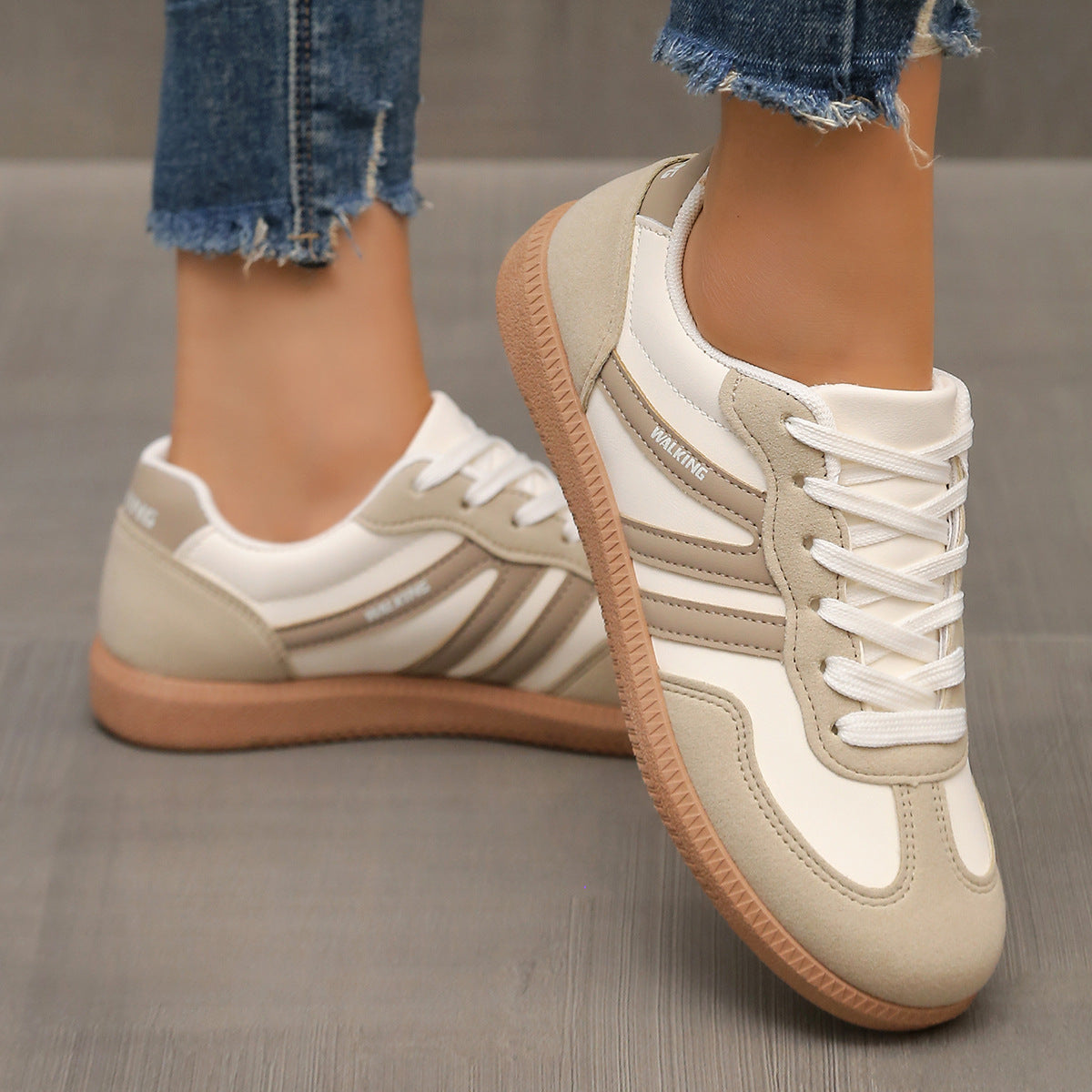 Nora dam sneakers i svart med bred tåbox och halkfri sula