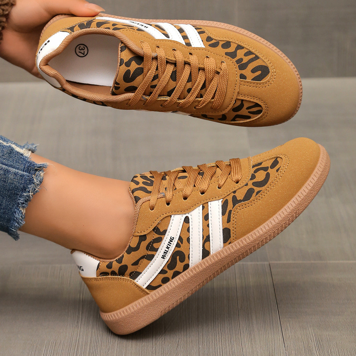 Nora leopardmönstrade sneakers, parbild framifrån på vit bakgrund