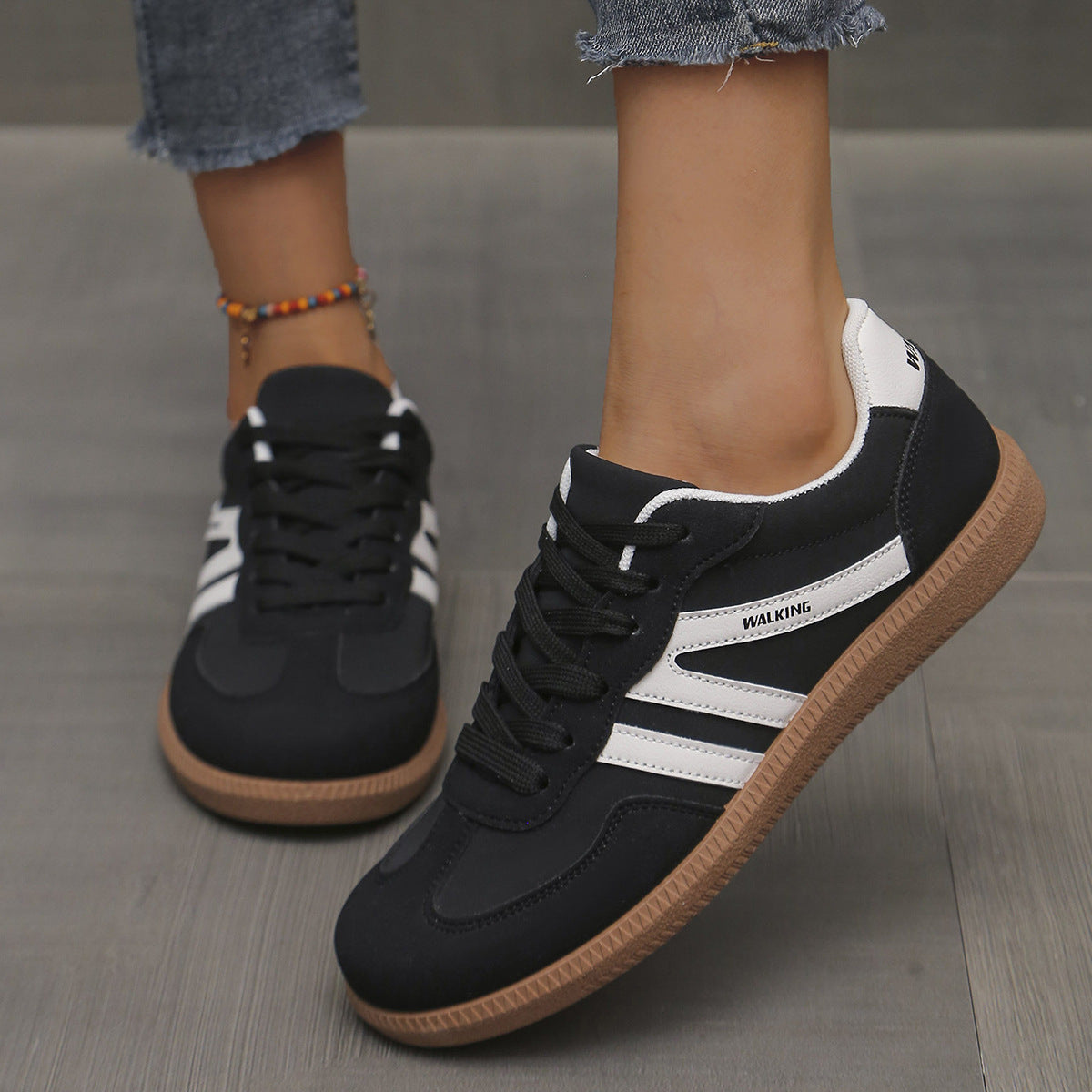 Nora ortopediska sneakers i brun färg, snedvy framifrån