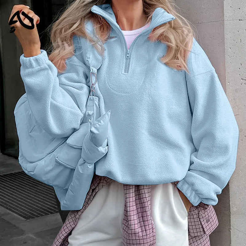 Dam fleecetröja kombinerad med jeans för vardagsoutfit