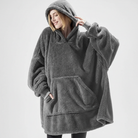 Dam i svart oversize hoodie-filt med huva uppdragen