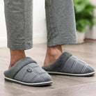 Relax tofflor med minimalistisk randig design i grå