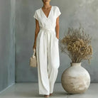 Saga dam jumpsuit med V-ringning och vida ben i vitt