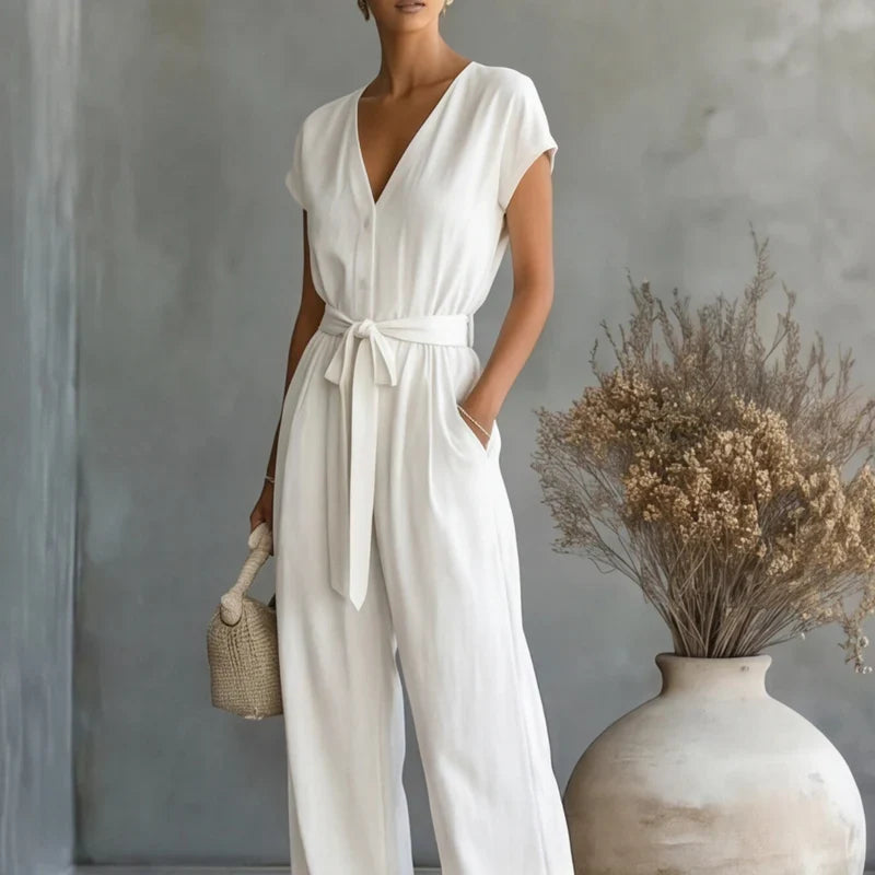 Dam i stilren jumpsuit med vida ben – sommaroutfit