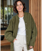 Layering-look med oversized bouclé bomberjacka i grå