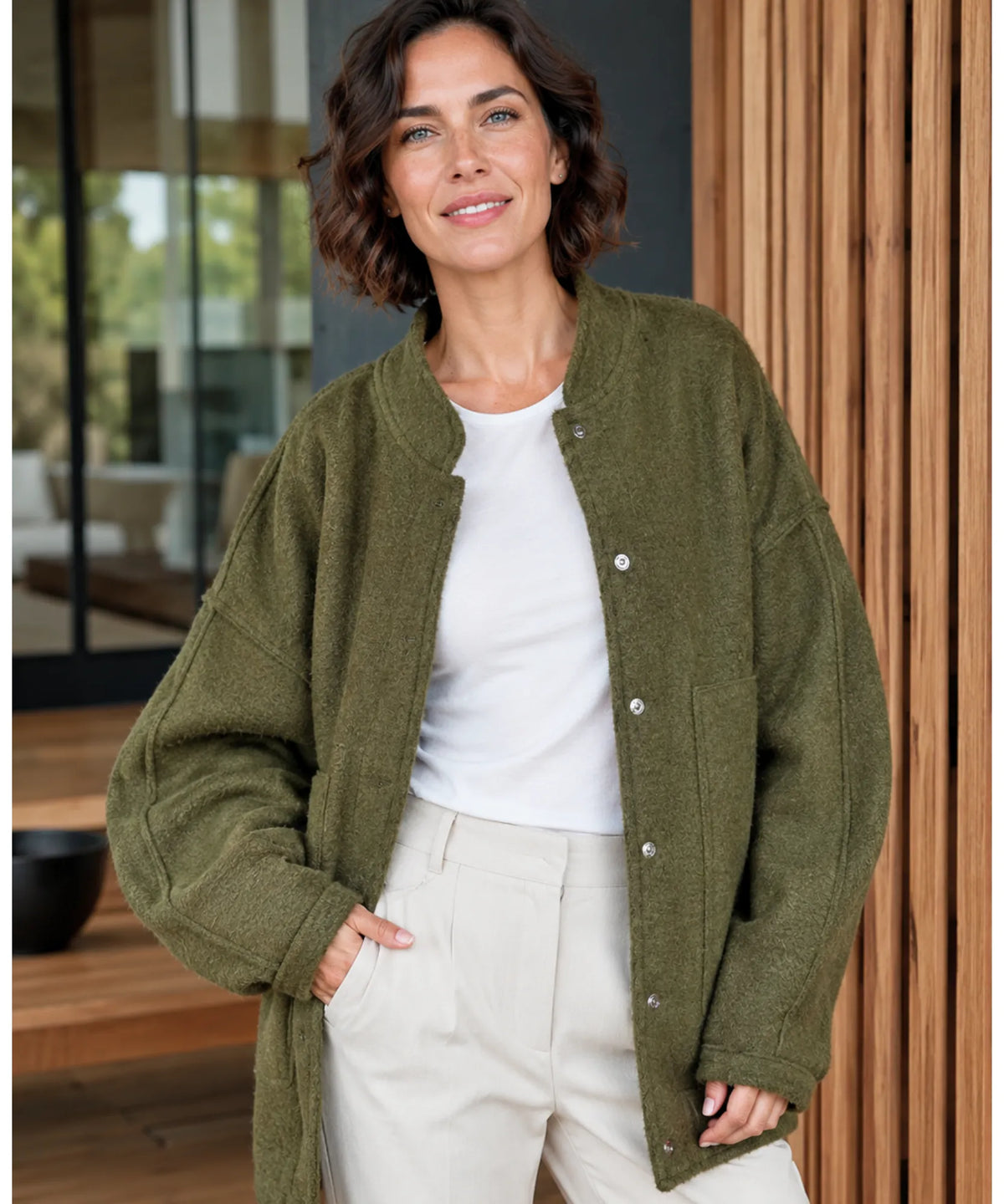 Layering-look med oversized bouclé bomberjacka i grå