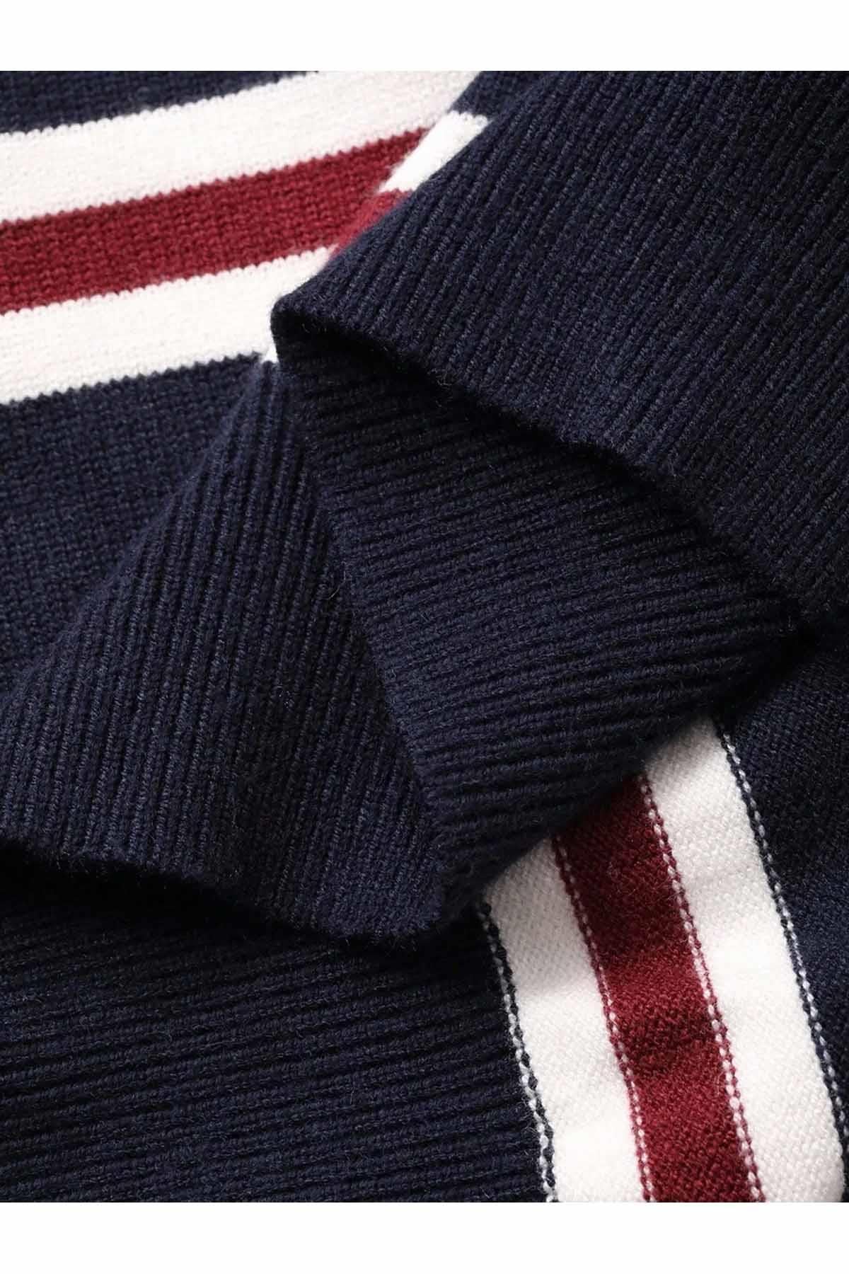 Kvinna i marinblå randig stickad tröja med polokrage