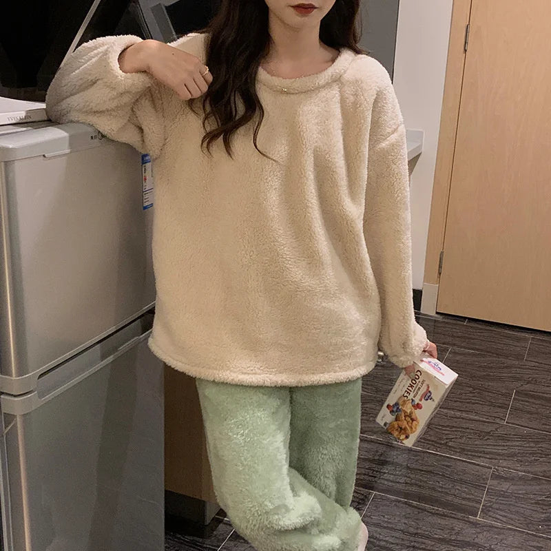 Närbild på fleece-byxorna i Selma damernas pyjamasset