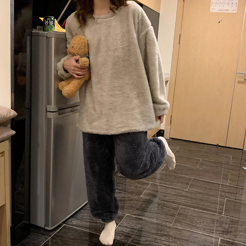 Tvådelat pyjamasset för damer med fluffig tröja och matchande långbyxor