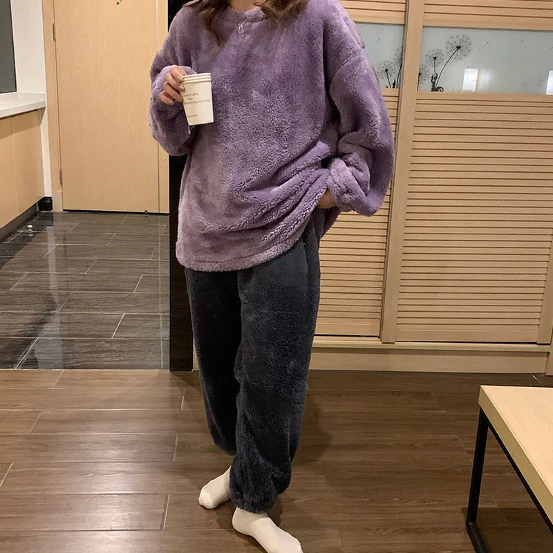 Mjuk fluffig damtröja i fleece ingår i pyjamaset