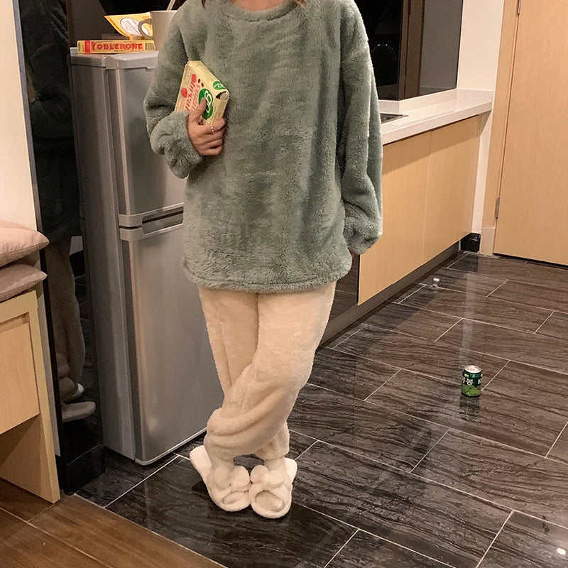 Bekvämt dam pyjamasset perfekt för kyliga vinterkväller