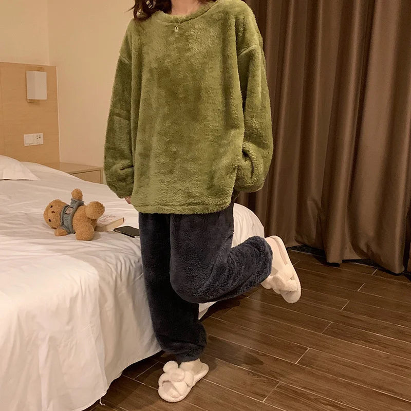 Långbyxor i fleece som ingår i Selma pyjamasset