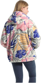Närbild på gosigt teddy fleece-material med blommönster