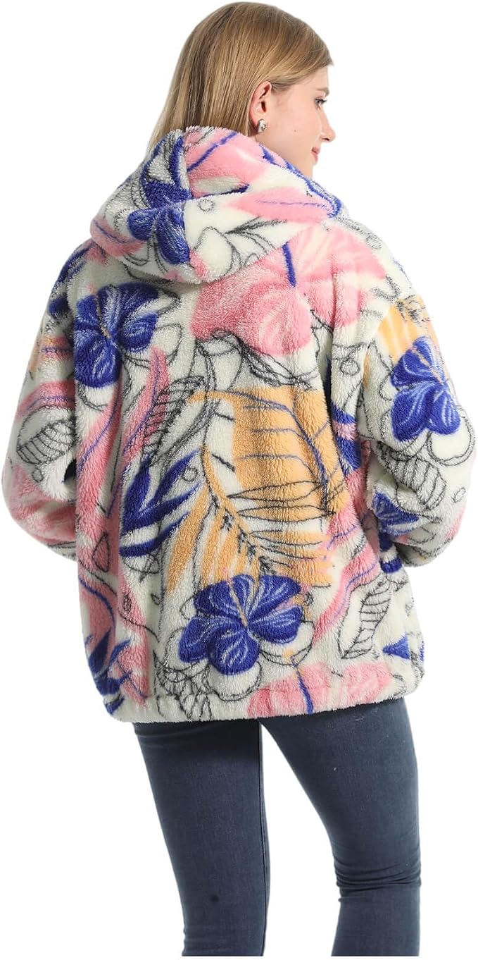 Närbild på gosigt teddy fleece-material med blommönster