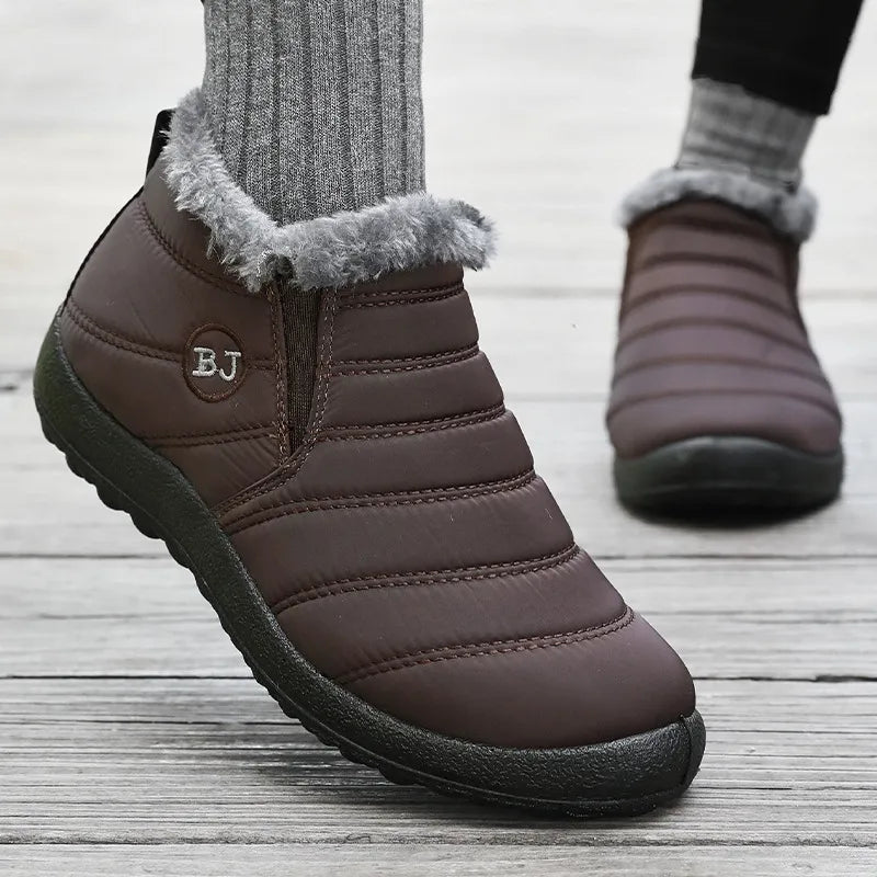 Svarta dam vinterboots Vera – enkel slip-on i vardagsmiljö