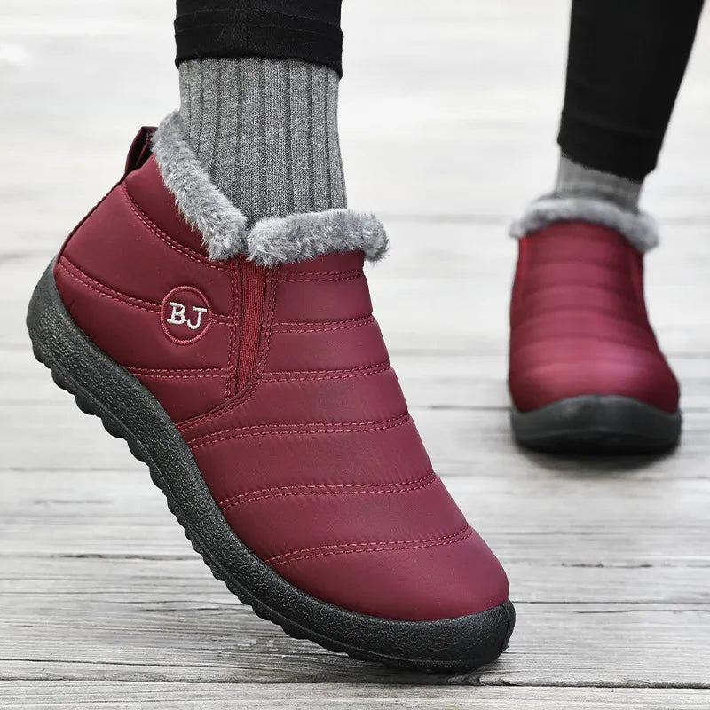 Detaljvy av vattentätt yttre på Vera dam vinterboots i grå