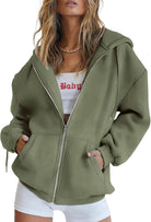 Närbild på dragkedja och fickor på Virelle oversized hoodie